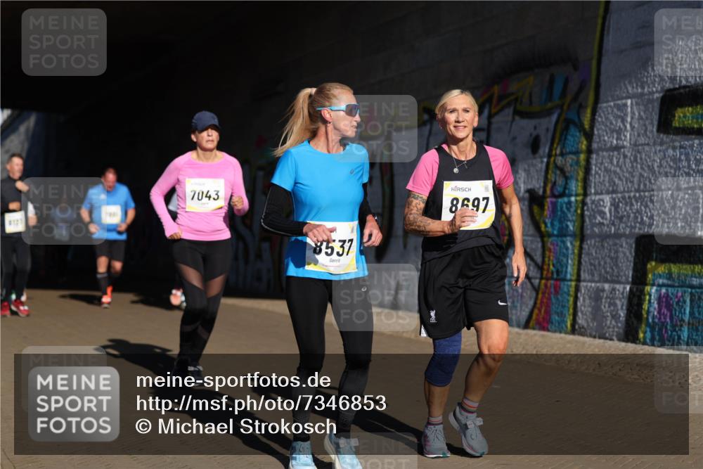 06.10.2024 - 19. swb-Marathon Bremen Michael Strokosch http://msf.ph/oto/7346853 06.10.2024 10:22:05 Laufen 7043, 8537, 8697 meine-sportfotos.de