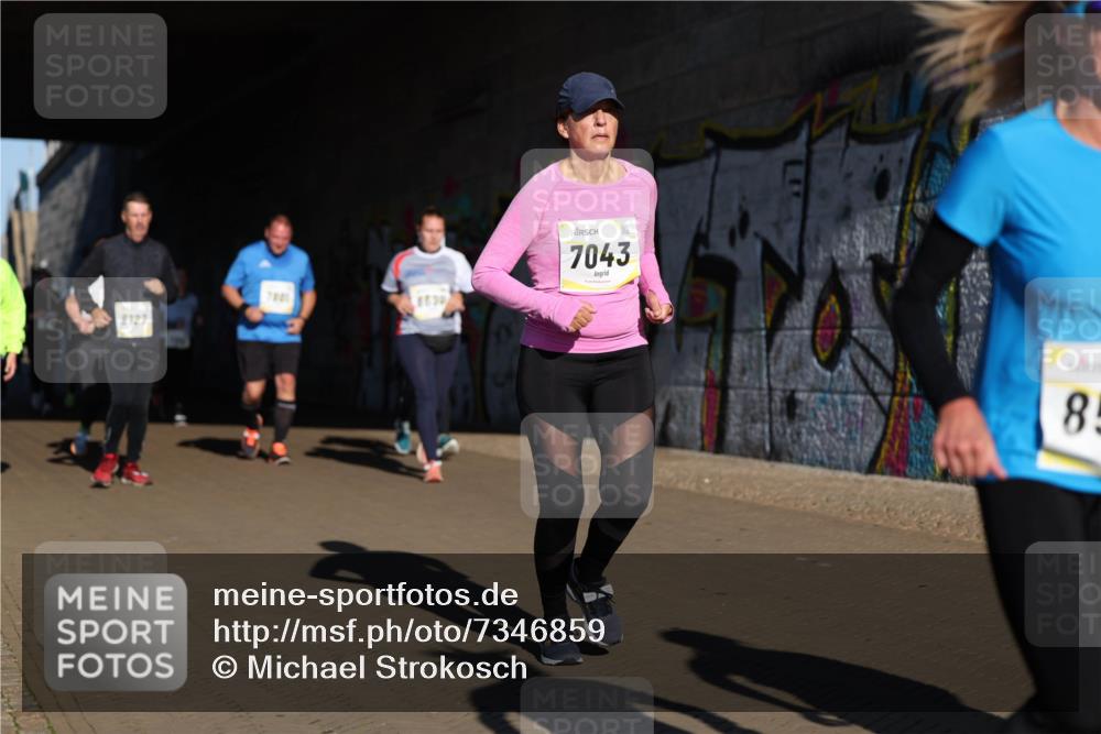 06.10.2024 - 19. swb-Marathon Bremen Michael Strokosch http://msf.ph/oto/7346859 06.10.2024 10:22:06 Laufen 8127, 8530, 7043, 85 meine-sportfotos.de
