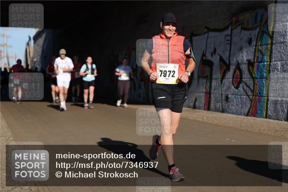06.10.2024 - 19. swb-Marathon Bremen Michael Strokosch http://msf.ph/oto/7346937 06.10.2024 10:22:20 Laufen 7972 meine-sportfotos.de
