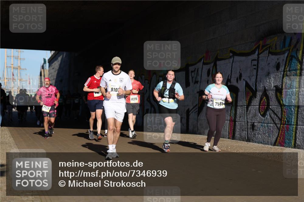 06.10.2024 - 19. swb-Marathon Bremen Michael Strokosch http://msf.ph/oto/7346939 06.10.2024 10:22:22 Laufen 7707, 9103, 8375, 7589 meine-sportfotos.de