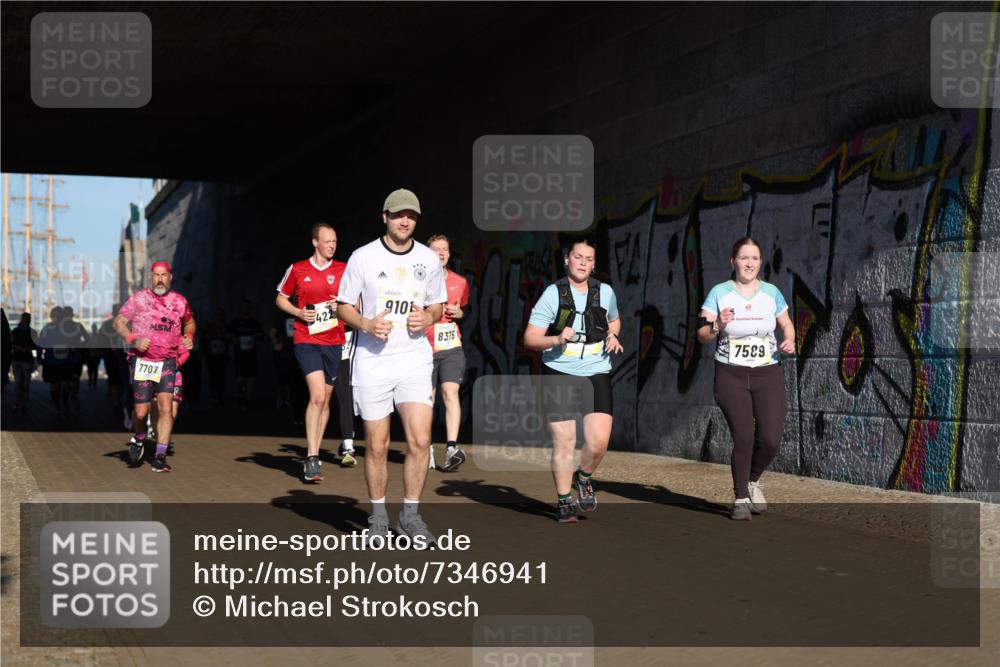 06.10.2024 - 19. swb-Marathon Bremen Michael Strokosch http://msf.ph/oto/7346941 06.10.2024 10:22:23 Laufen 422, 910, 8375, 7707, 7589 meine-sportfotos.de