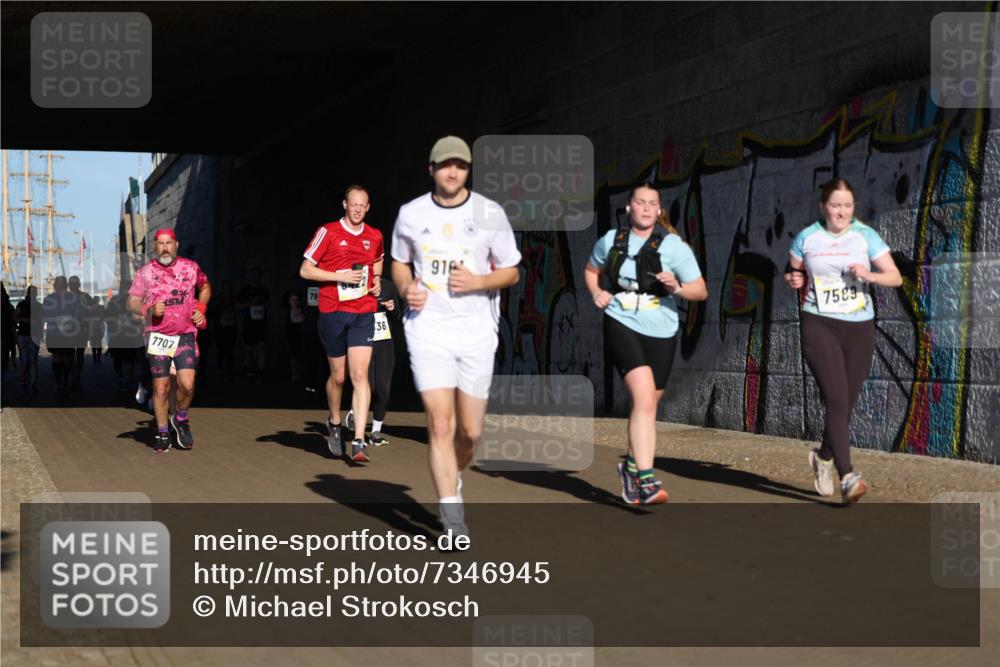 06.10.2024 - 19. swb-Marathon Bremen Michael Strokosch http://msf.ph/oto/7346945 06.10.2024 10:22:23 Laufen 9048, 7707, 79, 36, 91, 7583 meine-sportfotos.de