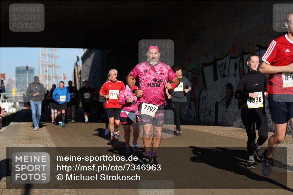 06.10.2024 - 19. swb-Marathon Bremen Michael Strokosch http://msf.ph/oto/7346963 06.10.2024 10:22:26 Laufen 8041, 7524, 7707, 7336, 84 meine-sportfotos.de