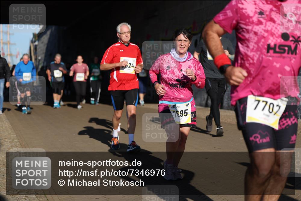 06.10.2024 - 19. swb-Marathon Bremen Michael Strokosch http://msf.ph/oto/7346976 06.10.2024 10:22:29 Laufen 24, 7695, 7707 meine-sportfotos.de