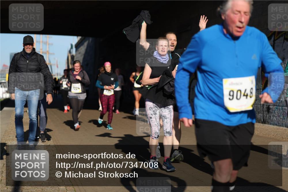 06.10.2024 - 19. swb-Marathon Bremen Michael Strokosch http://msf.ph/oto/7347008 06.10.2024 10:22:35 Laufen 7324, 10, 9048 meine-sportfotos.de