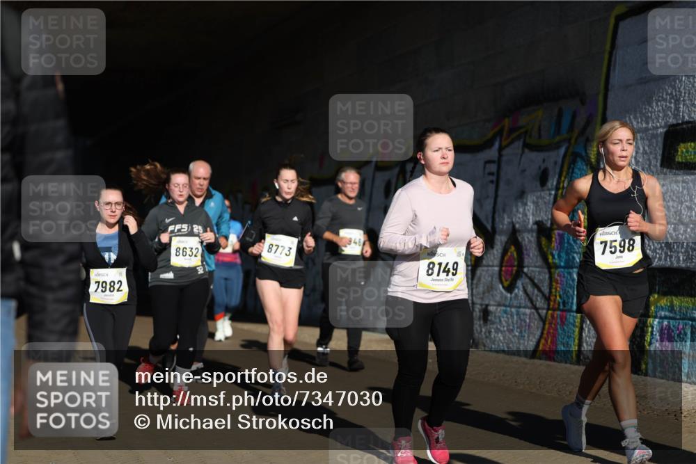 06.10.2024 - 19. swb-Marathon Bremen Michael Strokosch http://msf.ph/oto/7347030 06.10.2024 10:22:41 Laufen 7982, 25, 8632, 32, 8773, 8149, 7598 meine-sportfotos.de