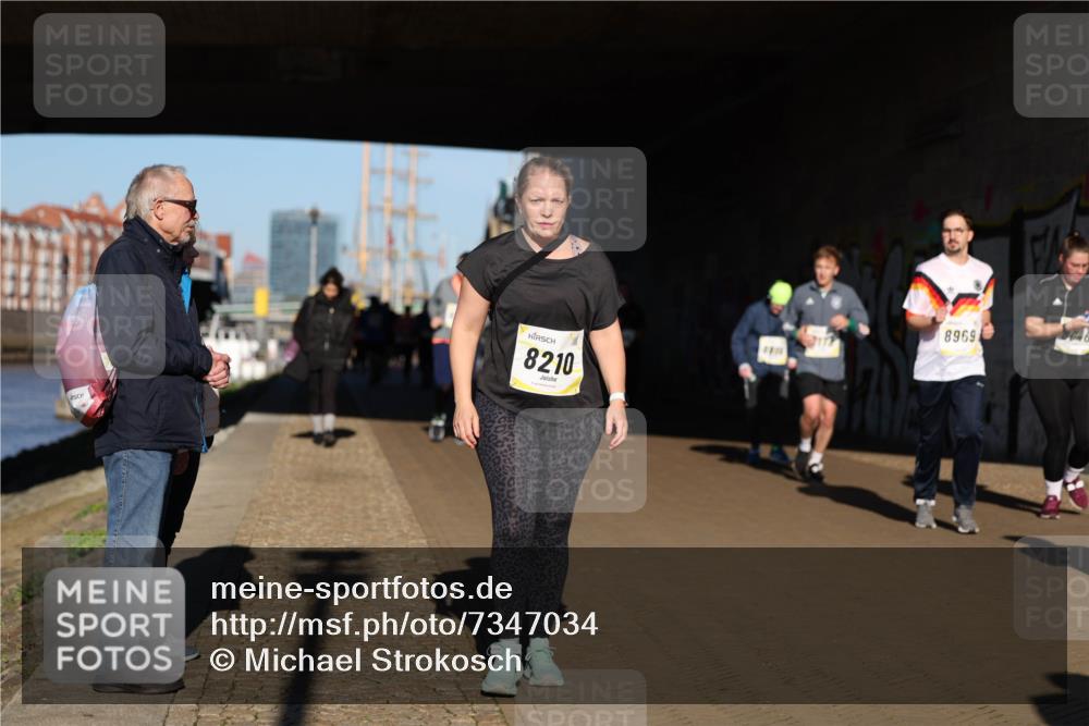 06.10.2024 - 19. swb-Marathon Bremen Michael Strokosch http://msf.ph/oto/7347034 06.10.2024 10:22:45 Laufen 8210, 8969 meine-sportfotos.de