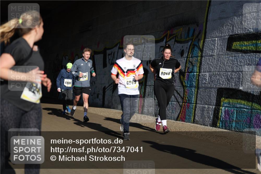 06.10.2024 - 19. swb-Marathon Bremen Michael Strokosch http://msf.ph/oto/7347041 06.10.2024 10:22:46 Laufen 8808, 173, 8969, 8046 meine-sportfotos.de