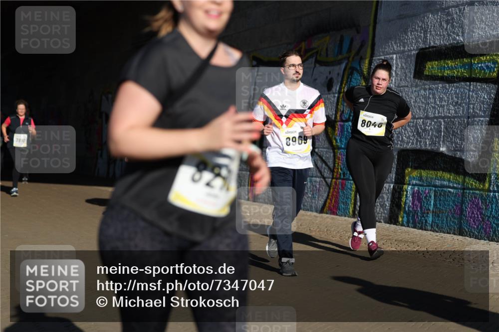 06.10.2024 - 19. swb-Marathon Bremen Michael Strokosch http://msf.ph/oto/7347047 06.10.2024 10:22:47 Laufen 7810, 829, 8969, 8046 meine-sportfotos.de