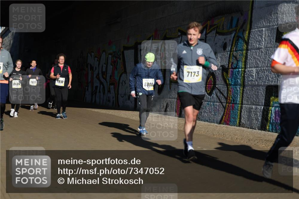 06.10.2024 - 19. swb-Marathon Bremen Michael Strokosch http://msf.ph/oto/7347052 06.10.2024 10:22:48 Laufen 8484, 7173, 7810, 8808, 7913 meine-sportfotos.de