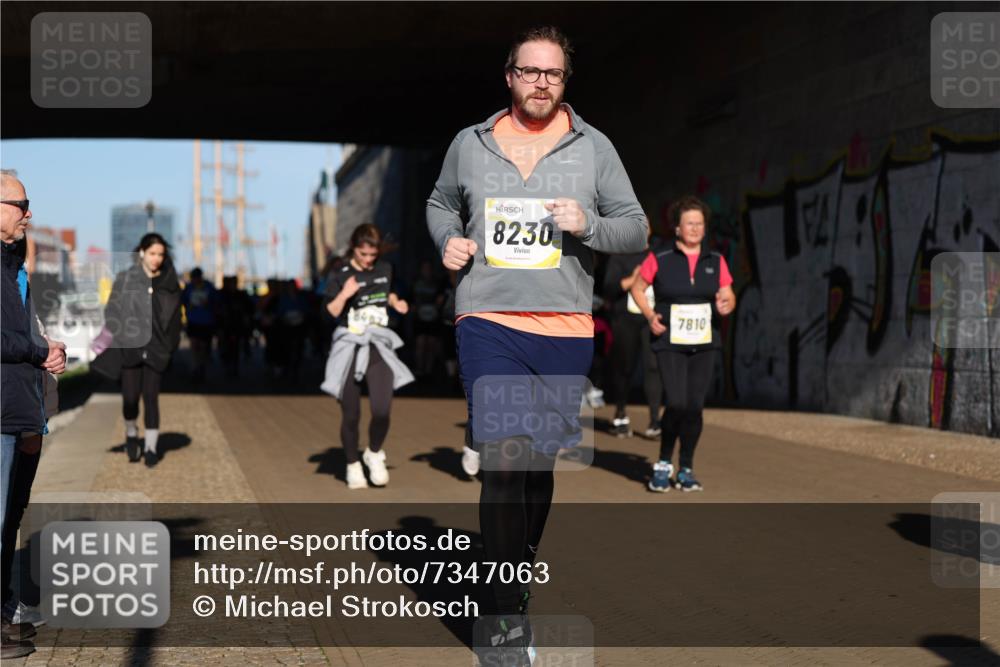 06.10.2024 - 19. swb-Marathon Bremen Michael Strokosch http://msf.ph/oto/7347063 06.10.2024 10:22:50 Laufen 8402, 8230, 7810 meine-sportfotos.de