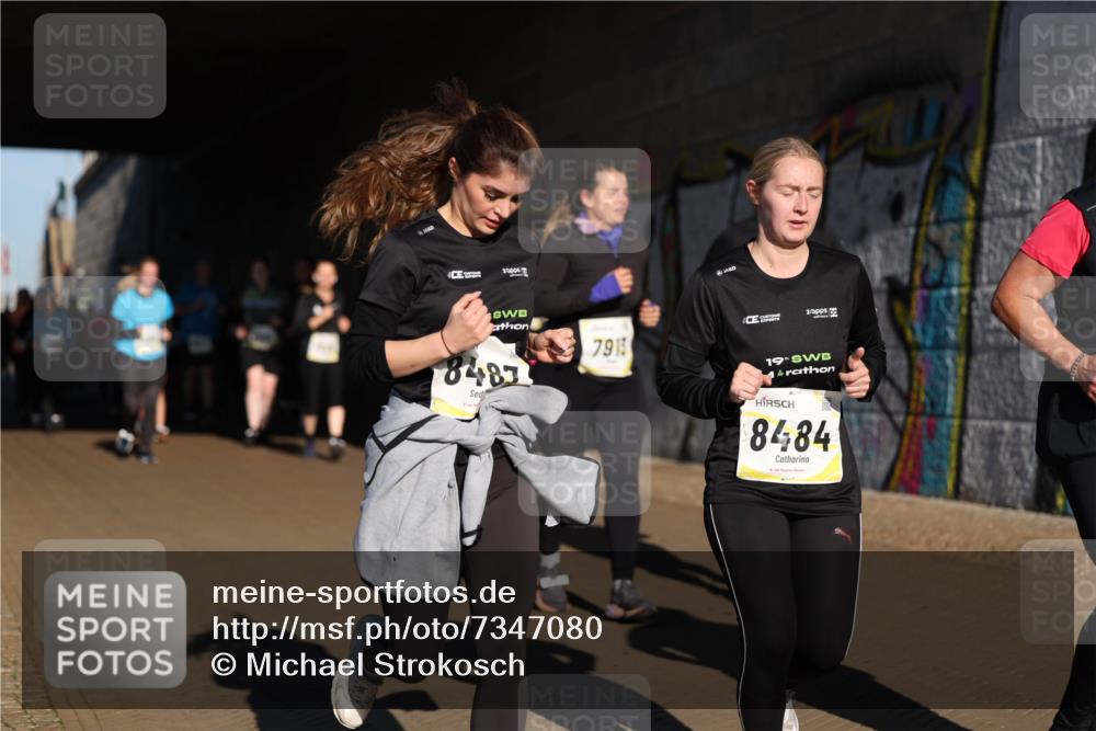 06.10.2024 - 19. swb-Marathon Bremen Michael Strokosch http://msf.ph/oto/7347080 06.10.2024 10:22:53 Laufen 8483, 7915, 2, 19, 8484 meine-sportfotos.de