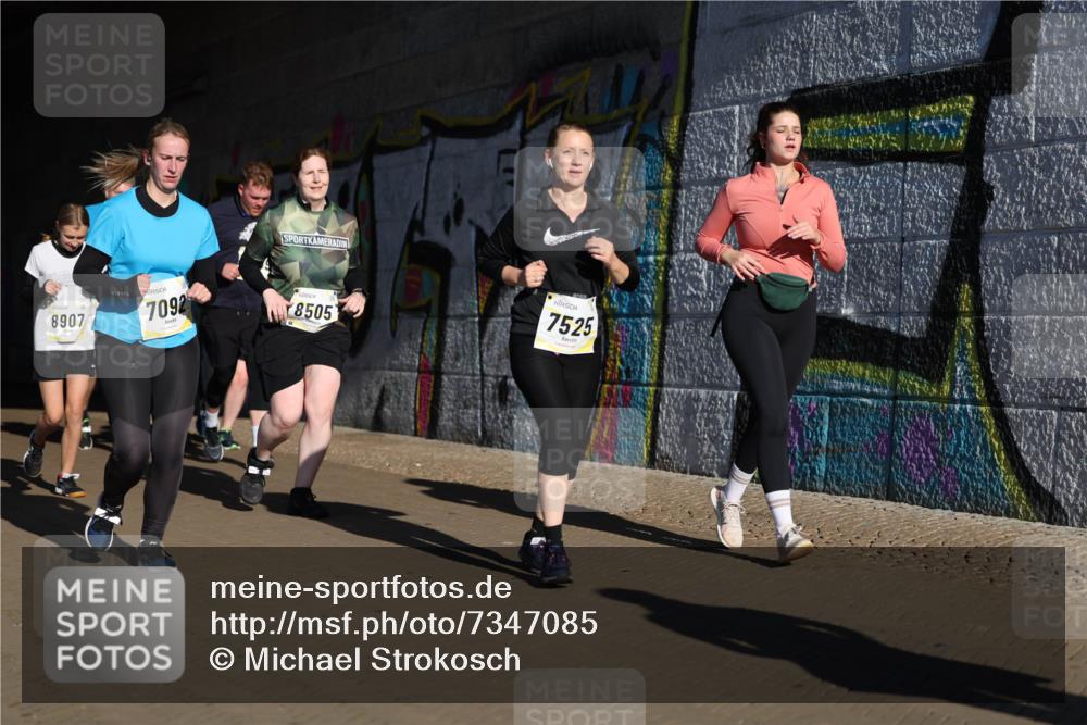 06.10.2024 - 19. swb-Marathon Bremen Michael Strokosch http://msf.ph/oto/7347085 06.10.2024 10:22:57 Laufen 8907, 7525, 7092, 8505 meine-sportfotos.de
