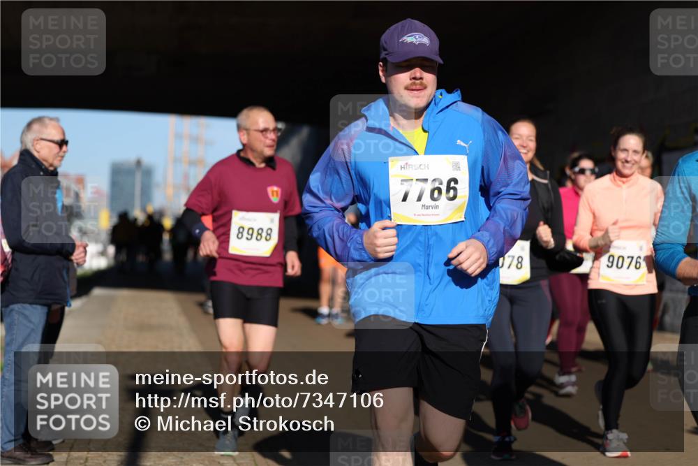 06.10.2024 - 19. swb-Marathon Bremen Michael Strokosch http://msf.ph/oto/7347106 06.10.2024 10:23:03 Laufen 8988, 7766, 78, 9076 meine-sportfotos.de