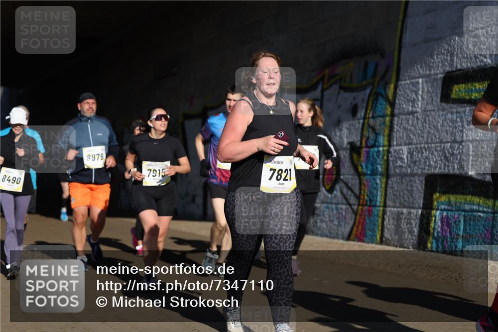 06.10.2024 - 19. swb-Marathon Bremen Michael Strokosch http://msf.ph/oto/7347110 06.10.2024 10:23:06 Laufen 8490, 8979, 7915, 7821 meine-sportfotos.de