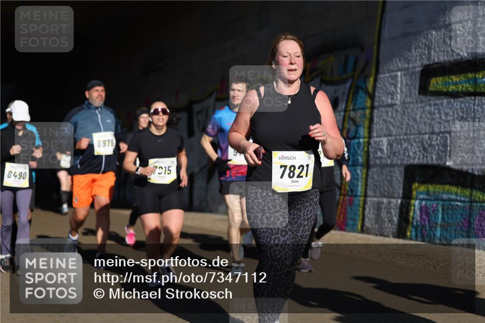 06.10.2024 - 19. swb-Marathon Bremen Michael Strokosch http://msf.ph/oto/7347112 06.10.2024 10:23:06 Laufen 8490, 8979, 015, 7821 meine-sportfotos.de