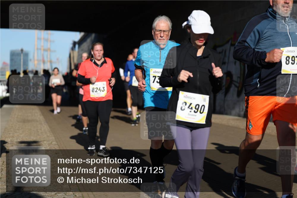 06.10.2024 - 19. swb-Marathon Bremen Michael Strokosch http://msf.ph/oto/7347125 06.10.2024 10:23:08 Laufen 8243, 73, 8490, 897 meine-sportfotos.de