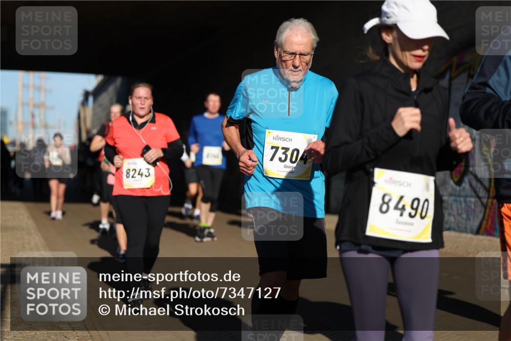 06.10.2024 - 19. swb-Marathon Bremen Michael Strokosch http://msf.ph/oto/7347127 06.10.2024 10:23:09 Laufen 8243, 7304, 8490 meine-sportfotos.de