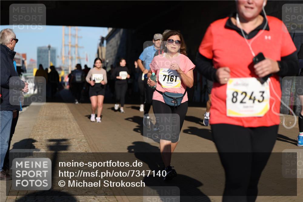 06.10.2024 - 19. swb-Marathon Bremen Michael Strokosch http://msf.ph/oto/7347140 06.10.2024 10:23:11 Laufen 7161, 8243 meine-sportfotos.de