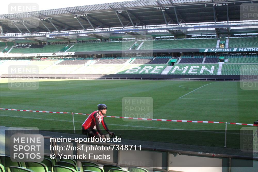 06.10.2024 - 19. swb-Marathon Bremen Yannick Fuchs http://msf.ph/oto/7348711 06.10.2024 10:14:22 Laufen im Stadion 8667 meine-sportfotos.de