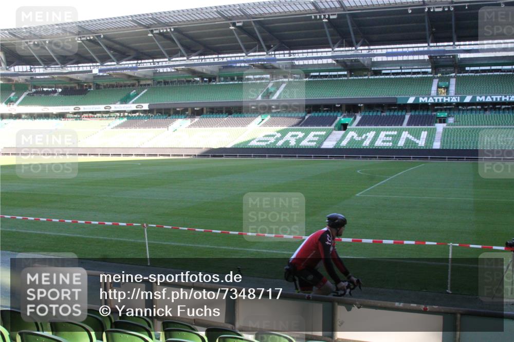 06.10.2024 - 19. swb-Marathon Bremen Yannick Fuchs http://msf.ph/oto/7348717 06.10.2024 10:14:22 Laufen im Stadion 8667 meine-sportfotos.de
