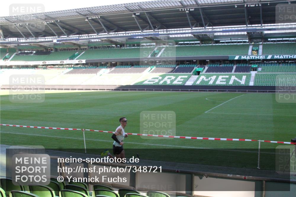 06.10.2024 - 19. swb-Marathon Bremen Yannick Fuchs http://msf.ph/oto/7348721 06.10.2024 10:14:25 Laufen im Stadion 8667 meine-sportfotos.de
