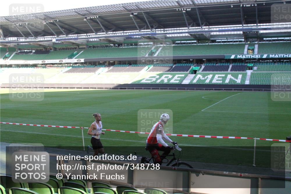 06.10.2024 - 19. swb-Marathon Bremen Yannick Fuchs http://msf.ph/oto/7348738 06.10.2024 10:14:33 Laufen im Stadion 41, 8667 meine-sportfotos.de