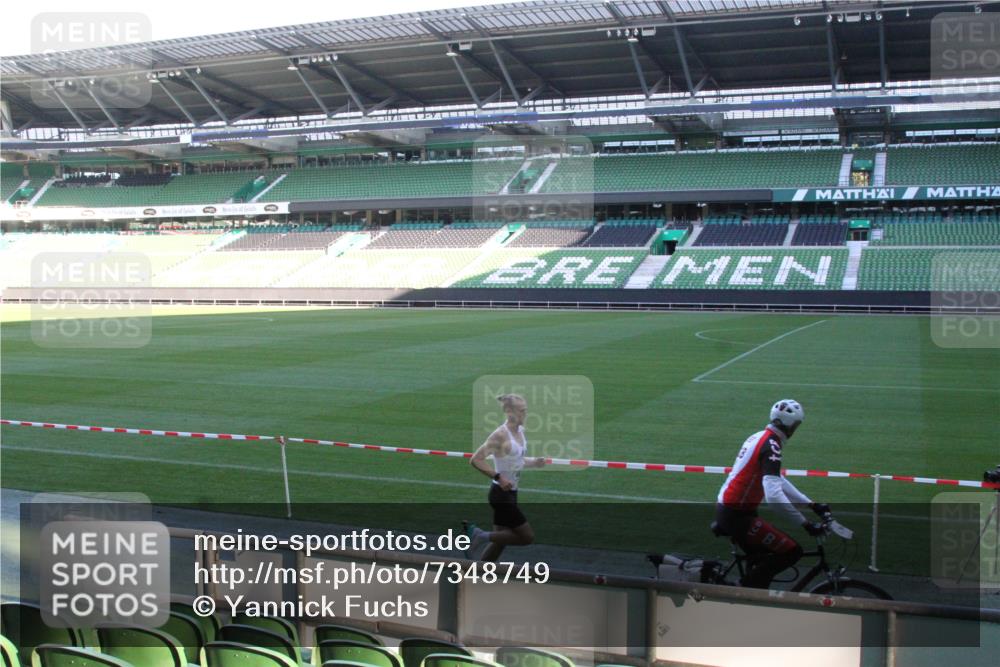 06.10.2024 - 19. swb-Marathon Bremen Yannick Fuchs http://msf.ph/oto/7348749 06.10.2024 10:14:33 Laufen im Stadion 41, 8667 meine-sportfotos.de
