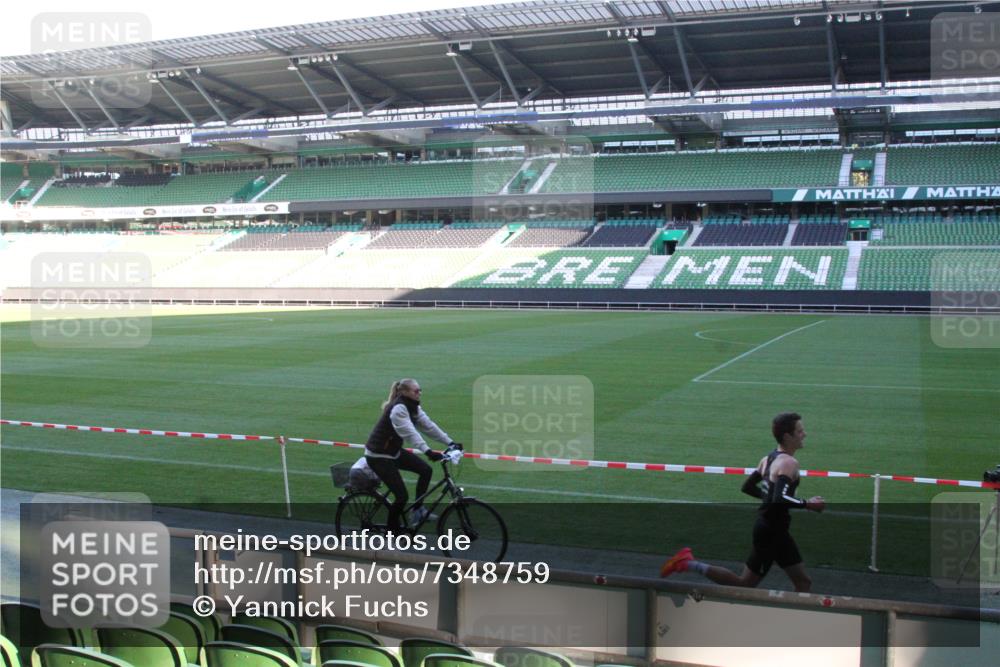 06.10.2024 - 19. swb-Marathon Bremen Yannick Fuchs http://msf.ph/oto/7348759 06.10.2024 10:14:49 Laufen im Stadion 41, 8350, 8667 meine-sportfotos.de