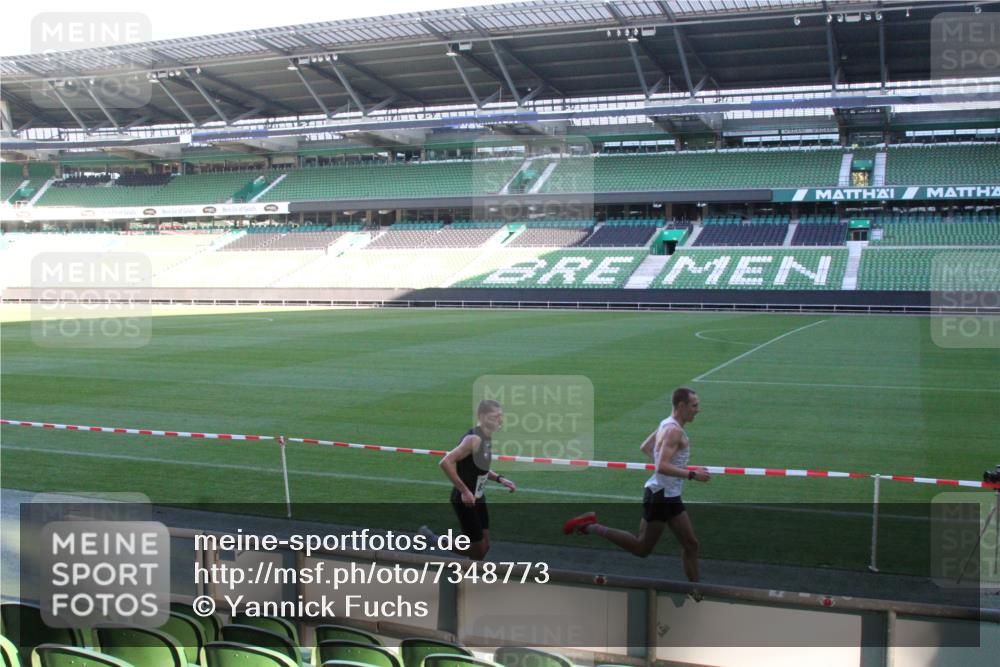 06.10.2024 - 19. swb-Marathon Bremen Yannick Fuchs http://msf.ph/oto/7348773 06.10.2024 10:14:56 Laufen im Stadion 41, 8350, 8395, 8396, 8667 meine-sportfotos.de