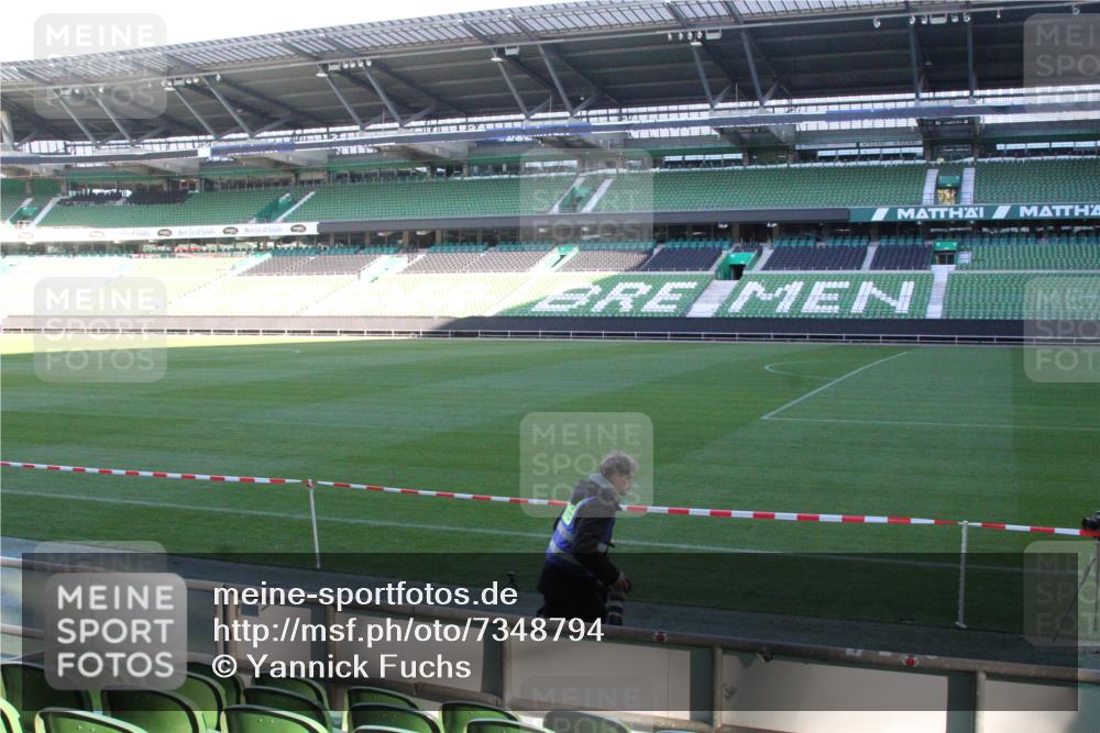 06.10.2024 - 19. swb-Marathon Bremen Yannick Fuchs http://msf.ph/oto/7348794 06.10.2024 10:15:16 Laufen im Stadion 41, 8350, 8395, 8396, 8667 meine-sportfotos.de