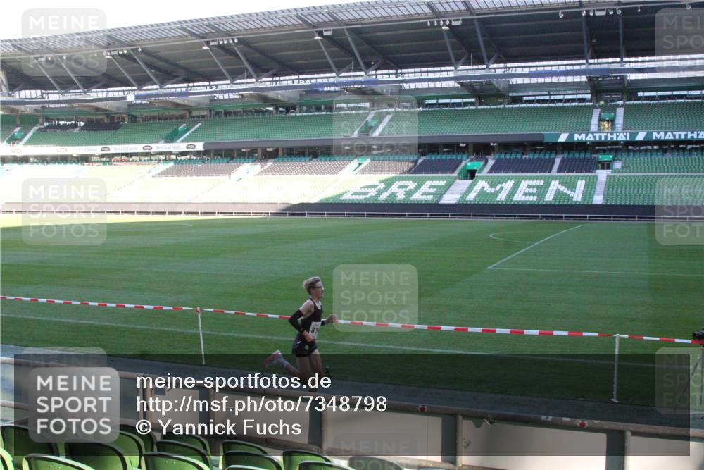 06.10.2024 - 19. swb-Marathon Bremen Yannick Fuchs http://msf.ph/oto/7348798 06.10.2024 10:15:29 Laufen im Stadion 41, 8349, 8350, 8395, 8396 meine-sportfotos.de