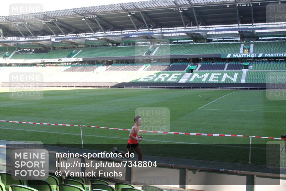 06.10.2024 - 19. swb-Marathon Bremen Yannick Fuchs http://msf.ph/oto/7348804 06.10.2024 10:15:45 Laufen im Stadion 8349, 8395, 8396, 9125 meine-sportfotos.de
