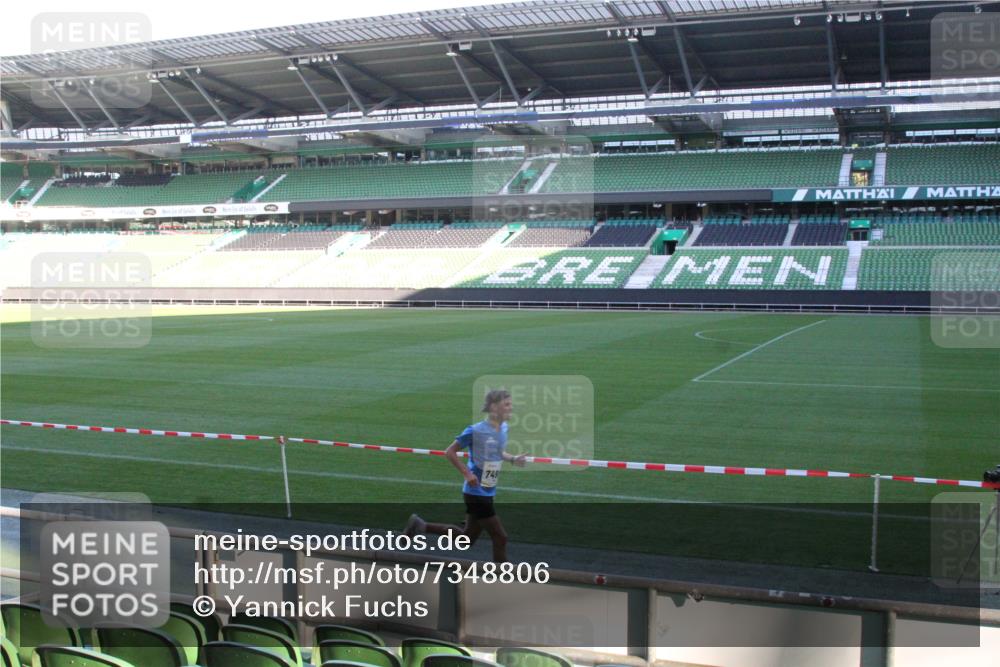 06.10.2024 - 19. swb-Marathon Bremen Yannick Fuchs http://msf.ph/oto/7348806 06.10.2024 10:16:24 Laufen im Stadion 7498, 8349, 9125 meine-sportfotos.de