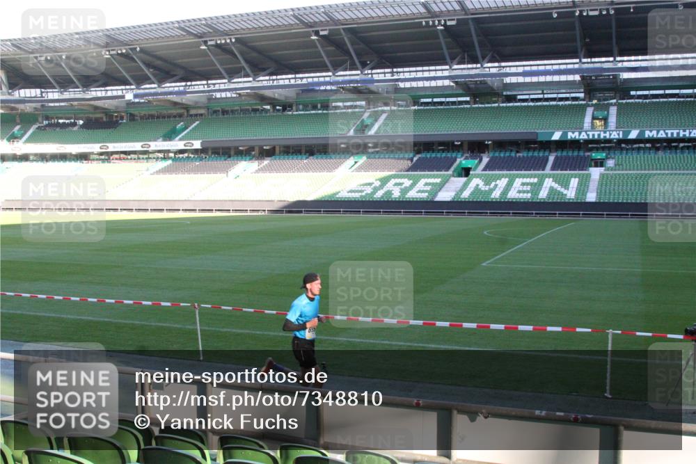 06.10.2024 - 19. swb-Marathon Bremen Yannick Fuchs http://msf.ph/oto/7348810 06.10.2024 10:16:35 Laufen im Stadion 7498, 8559, 9125 meine-sportfotos.de