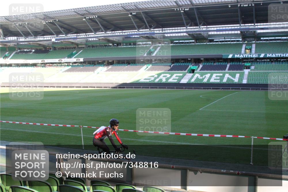06.10.2024 - 19. swb-Marathon Bremen Yannick Fuchs http://msf.ph/oto/7348816 06.10.2024 10:16:43 Laufen im Stadion 44, 51, 7498, 8080, 8559, 8600 meine-sportfotos.de