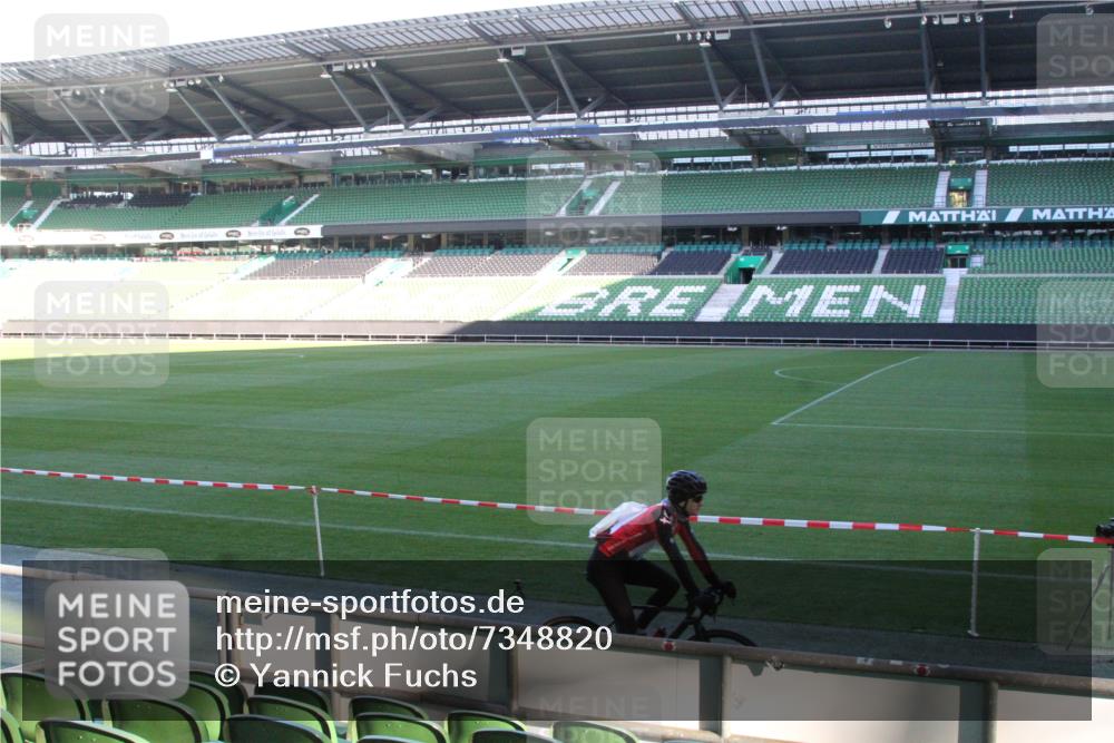 06.10.2024 - 19. swb-Marathon Bremen Yannick Fuchs http://msf.ph/oto/7348820 06.10.2024 10:16:43 Laufen im Stadion 44, 51, 7498, 8080, 8559, 8600 meine-sportfotos.de