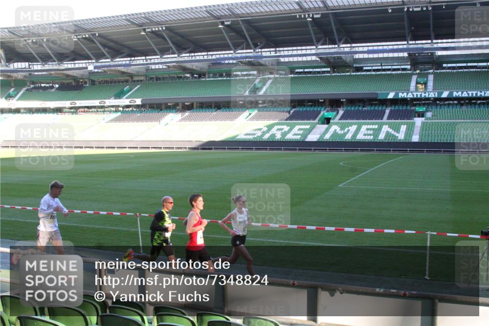 06.10.2024 - 19. swb-Marathon Bremen Yannick Fuchs http://msf.ph/oto/7348824 06.10.2024 10:16:48 Laufen im Stadion 44, 51, 7498, 8080, 8211, 8559, 8600 meine-sportfotos.de