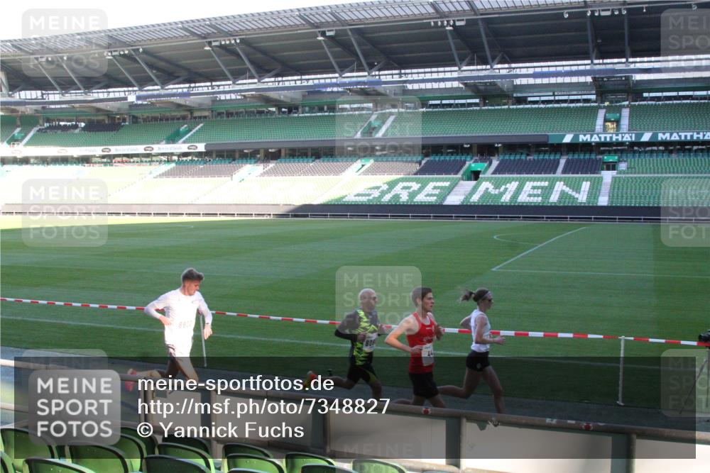 06.10.2024 - 19. swb-Marathon Bremen Yannick Fuchs http://msf.ph/oto/7348827 06.10.2024 10:16:48 Laufen im Stadion 44, 51, 7498, 8080, 8211, 8559, 8600 meine-sportfotos.de