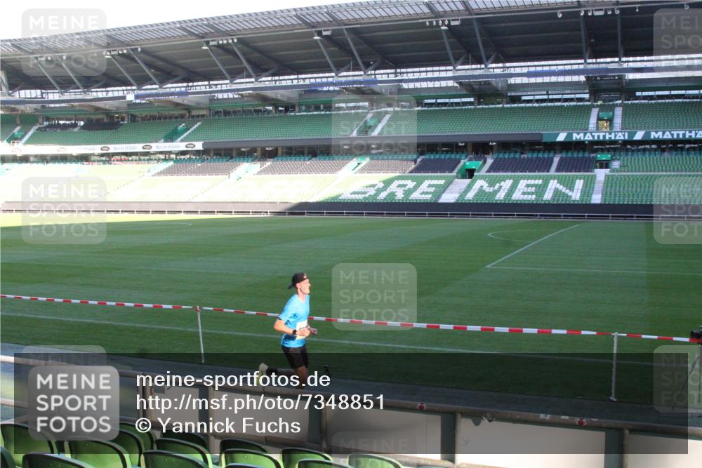 06.10.2024 - 19. swb-Marathon Bremen Yannick Fuchs http://msf.ph/oto/7348851 06.10.2024 10:17:20 Laufen im Stadion 44, 51, 8080, 8211, 8559, 8560, 8600 meine-sportfotos.de