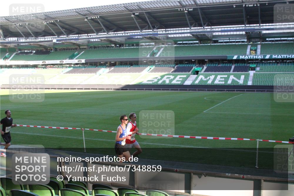 06.10.2024 - 19. swb-Marathon Bremen Yannick Fuchs http://msf.ph/oto/7348859 06.10.2024 10:18:00 Laufen im Stadion 8371, 8500, 8560, 8846, 9039, 9063 meine-sportfotos.de