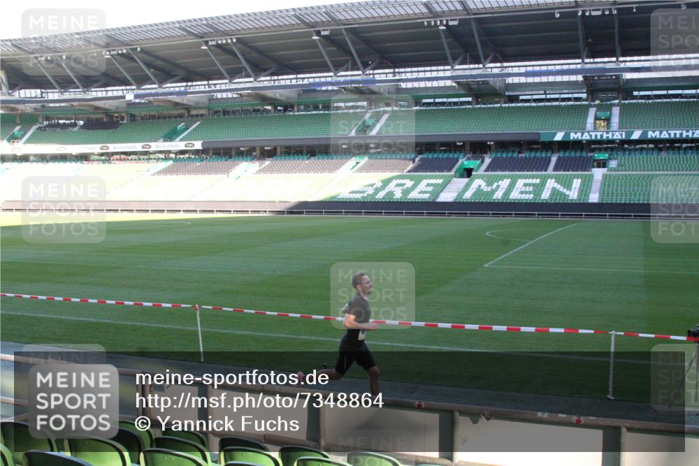 06.10.2024 - 19. swb-Marathon Bremen Yannick Fuchs http://msf.ph/oto/7348864 06.10.2024 10:18:01 Laufen im Stadion 8371, 8500, 8560, 8846, 9039, 9063 meine-sportfotos.de