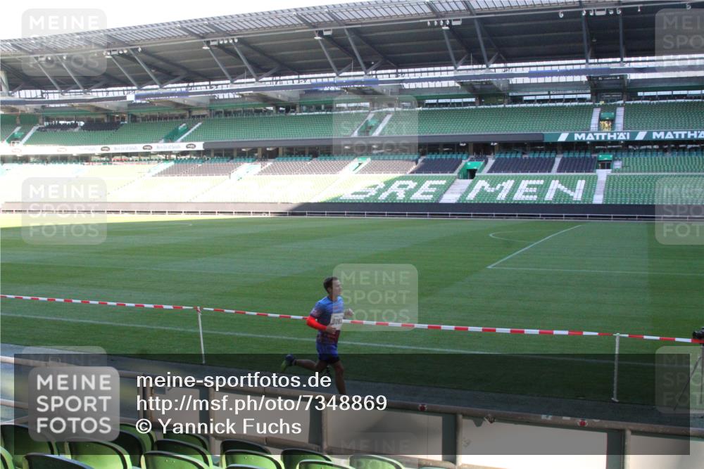 06.10.2024 - 19. swb-Marathon Bremen Yannick Fuchs http://msf.ph/oto/7348869 06.10.2024 10:18:07 Laufen im Stadion 8371, 8500, 8513, 8560, 8780, 8846, 9039, 9063 meine-sportfotos.de