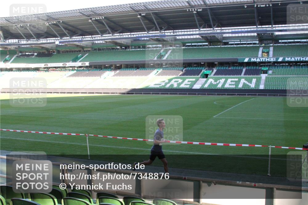 06.10.2024 - 19. swb-Marathon Bremen Yannick Fuchs http://msf.ph/oto/7348876 06.10.2024 10:18:12 Laufen im Stadion 8371, 8500, 8513, 8560, 8753, 8780, 8846, 9039, 9063 meine-sportfotos.de