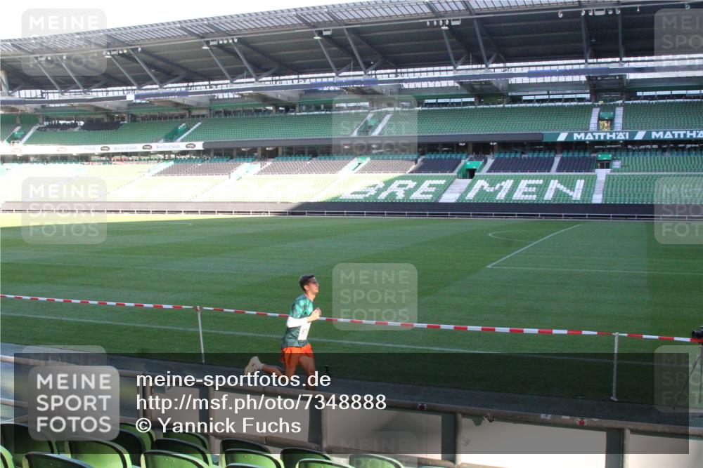 06.10.2024 - 19. swb-Marathon Bremen Yannick Fuchs http://msf.ph/oto/7348888 06.10.2024 10:18:19 Laufen im Stadion 8371, 8500, 8513, 8647, 8753, 8780, 8846, 9039, 9063 meine-sportfotos.de