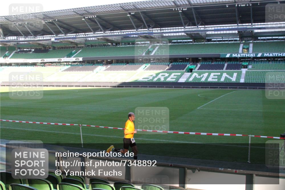 06.10.2024 - 19. swb-Marathon Bremen Yannick Fuchs http://msf.ph/oto/7348892 06.10.2024 10:18:27 Laufen im Stadion 8300, 8371, 8513, 8647, 8753, 8780, 8846, 9063 meine-sportfotos.de