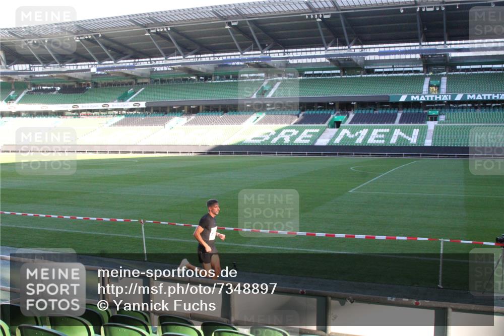 06.10.2024 - 19. swb-Marathon Bremen Yannick Fuchs http://msf.ph/oto/7348897 06.10.2024 10:18:28 Laufen im Stadion 8300, 8371, 8513, 8647, 8753, 8780, 8846, 9063 meine-sportfotos.de