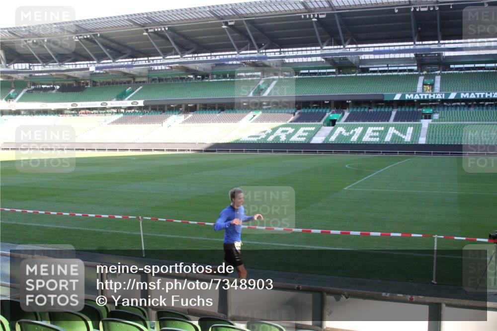 06.10.2024 - 19. swb-Marathon Bremen Yannick Fuchs http://msf.ph/oto/7348903 06.10.2024 10:18:42 Laufen im Stadion 7247, 8300, 8371, 8513, 8647, 8753, 8780, 8846, 9063 meine-sportfotos.de