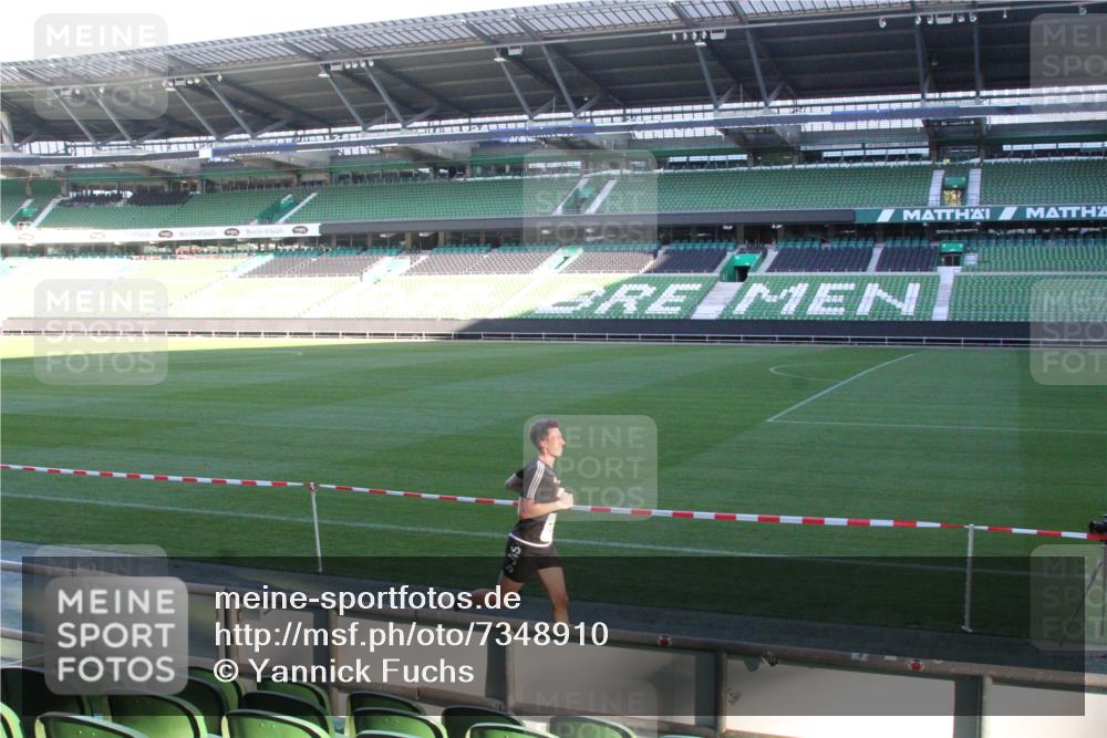 06.10.2024 - 19. swb-Marathon Bremen Yannick Fuchs http://msf.ph/oto/7348910 06.10.2024 10:18:52 Laufen im Stadion 7247, 7838, 8300, 8371, 8513, 8647, 8664, 8753, 8780, 8846, 9063 meine-sportfotos.de