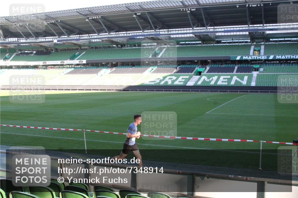 06.10.2024 - 19. swb-Marathon Bremen Yannick Fuchs http://msf.ph/oto/7348914 06.10.2024 10:18:57 Laufen im Stadion 7247, 7838, 8300, 8513, 8543, 8647, 8664, 8735, 8750, 8753, 8780, 9063 meine-sportfotos.de